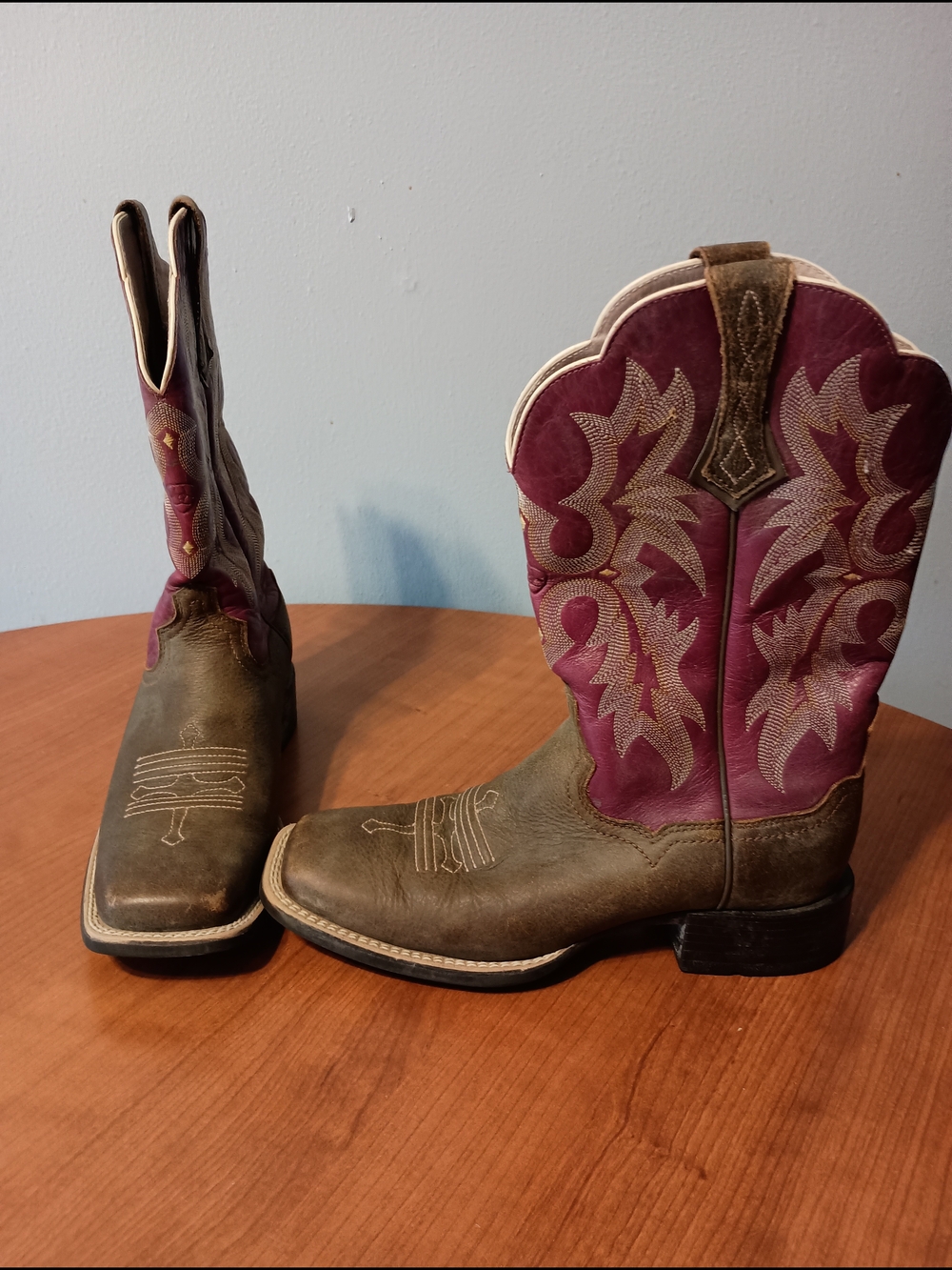 Ariat womens Tombstone Western Boots - Broad Square Toe size 7B maroon